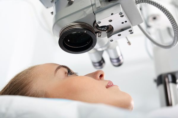 mit o laserski operaciji oči: operacija lahko povzroči slepoto