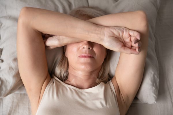 žensko v menopavzi mučijo hormoni in suhe oči
